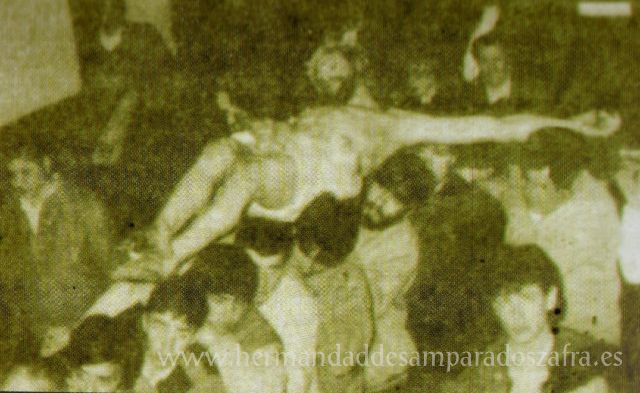 Jóvenes de Zafra sacando a Jesús de los Desamparados el Jueves Santo de 1985